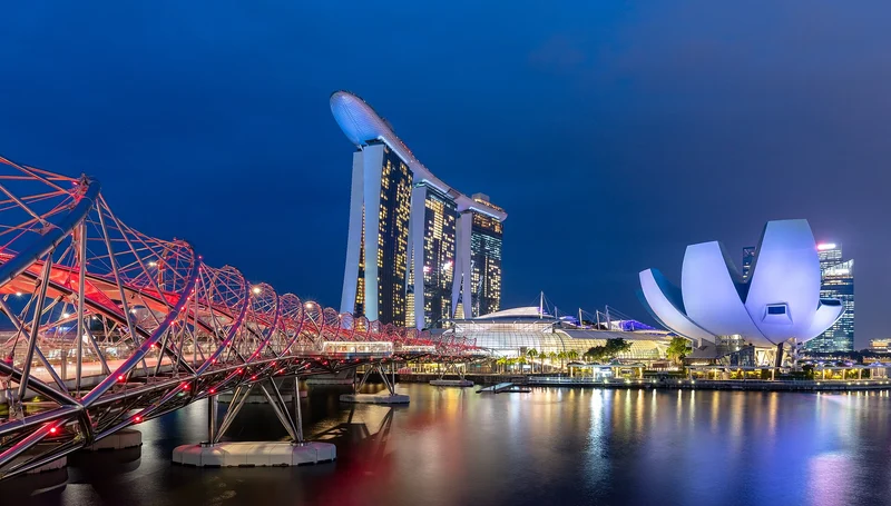 新加坡螺旋桥与滨海湾建筑的夜景