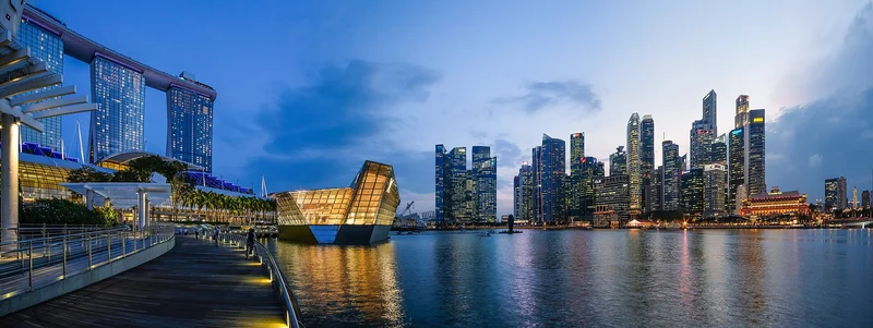 滨海湾黄昏的城市天际线与水面倒影
